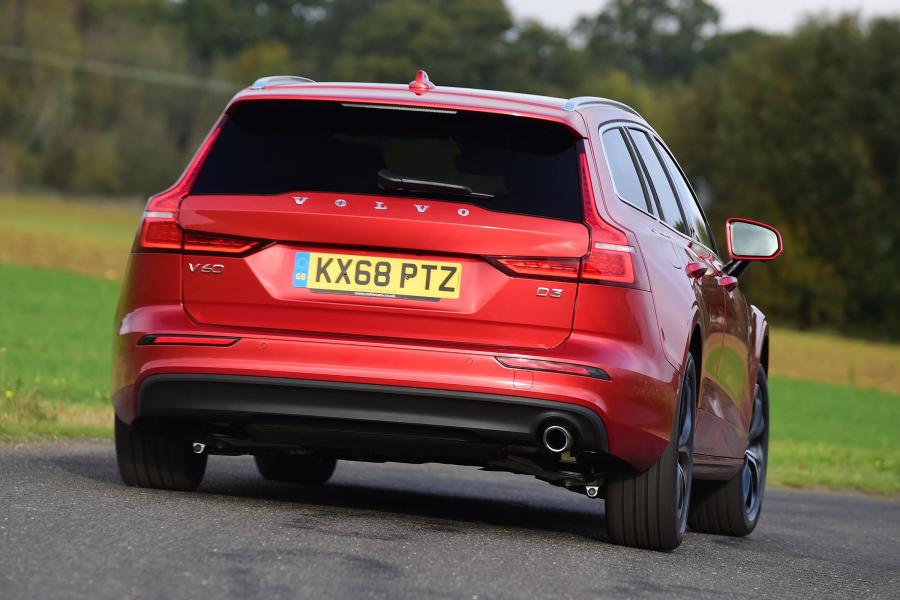  Volvo V60 D3 Momentum 2018 года  (UK) (фото 10 из 13)